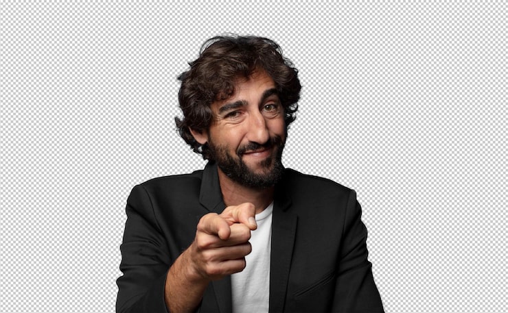 PSD gratuito apuntando a la cámara con una sonrisa satisfecha, confiada y amistosa eligiéndote