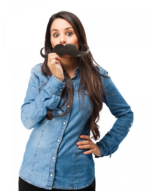 PSD gratuito chica jugando con un bigote falso
