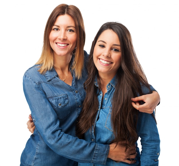 PSD gratuito chicas abrazando