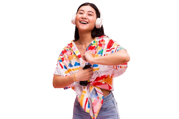 PSD Gratis close-up wanita muda berpose di studio