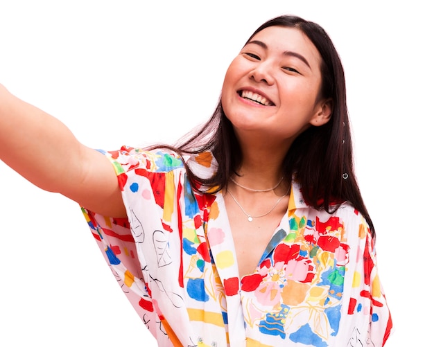 PSD Gratis close-up wanita muda berpose di studio