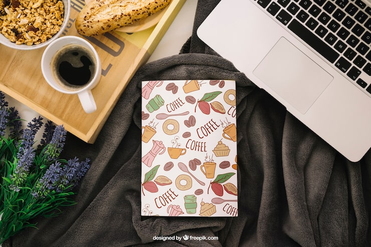 PSD gratuito composición de cubierta de libro con café y portátil