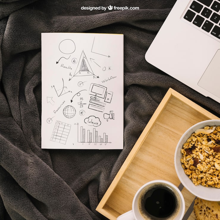 PSD gratuito composición de cubierta de libro con portátil y desayuno