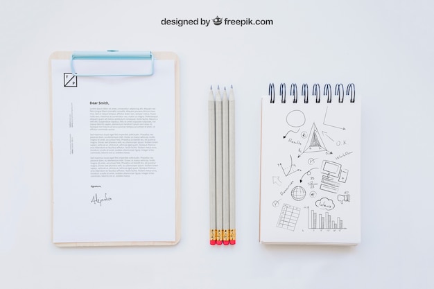 PSD gratuito composición de negocios con carpeta, lápices y libreta