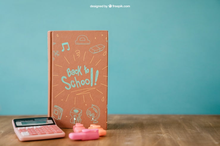 PSD gratuito composición de vuelta al cole con libro y calculadora