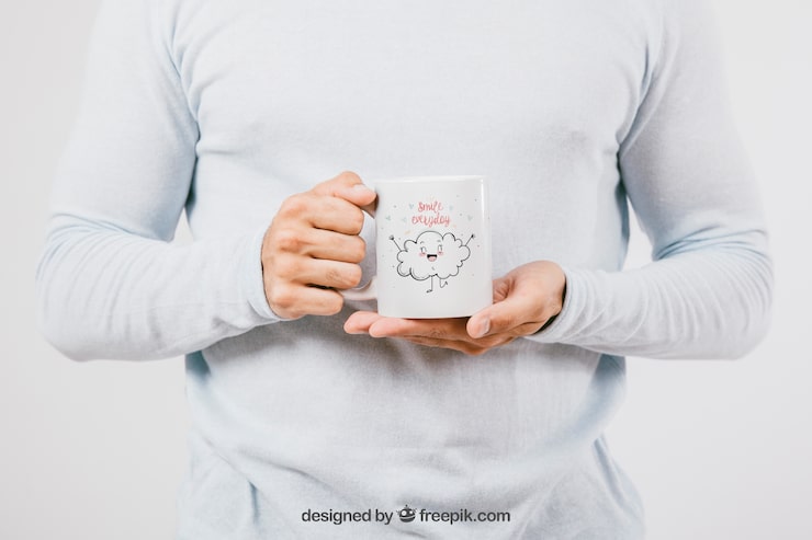 PSD gratuito diseño de mock up con manos sujetando una taza de café