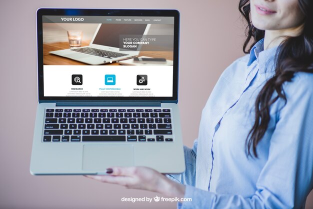 PSD gratuito empresaria presentando portátil