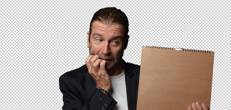 PSD gratuito hombre rubio con una portada de cuaderno vacía