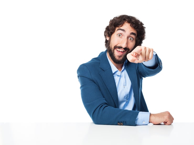 PSD gratuito hombre sonriendo apuntando