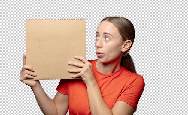 PSD gratuito una joven rubia con un cuaderno en blanco