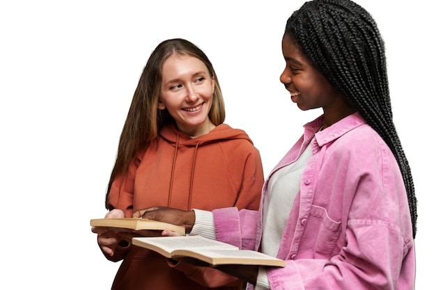 Gratis PSD medium shot vrouwen die studeren.