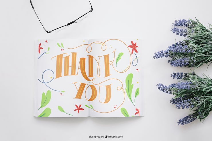 PSD gratuito mockup de libro con flores y gafas
