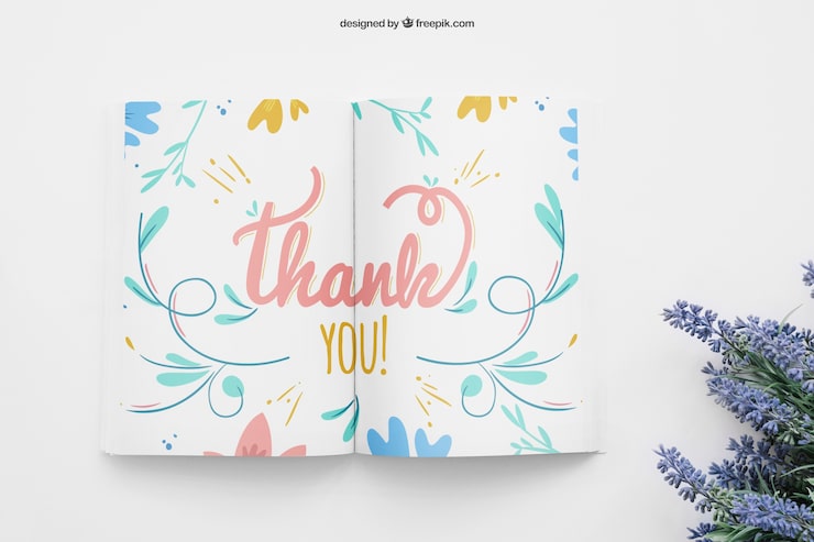 PSD gratuito mockup de libro con flores silvestres