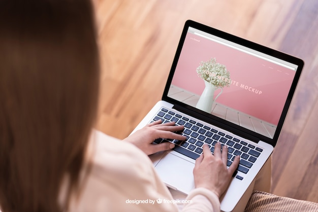 PSD gratuito mujer escribiendo en una computadora portátil