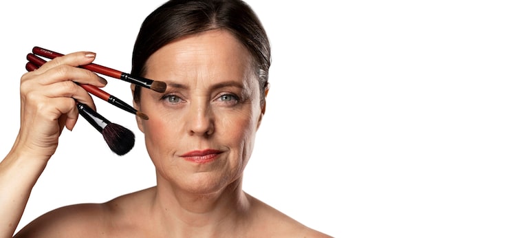 PSD gratuito mujer mayor con pincel de maquillaje