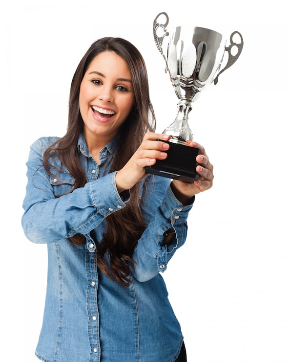 PSD gratuito mujer orgullosa con su premio