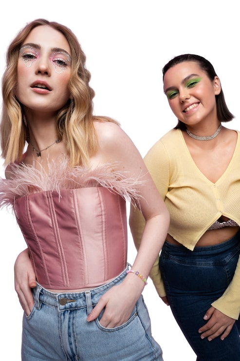 PSD gratuito mujeres geniales de tiro medio posando juntas