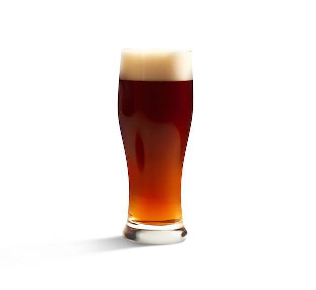 PSD gratuito un primer plano de la cerveza aislada