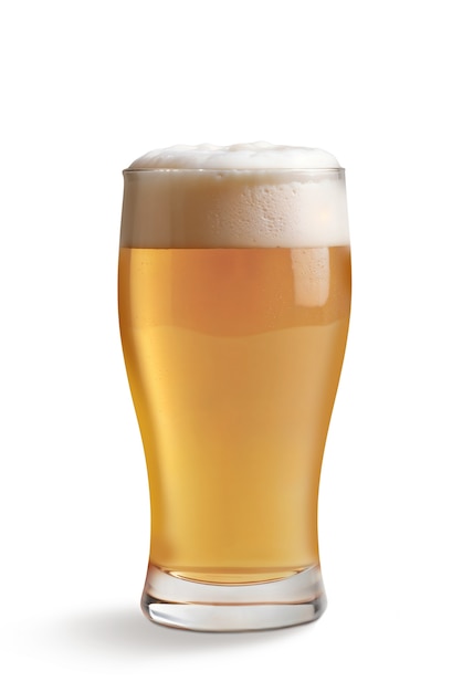 PSD gratuito prossimo piano sulla birra isolata