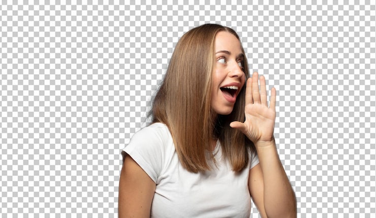 PSD gratuito vista de perfil mirando feliz y emocionado gritando y llamando para copiar el espacio en el lado