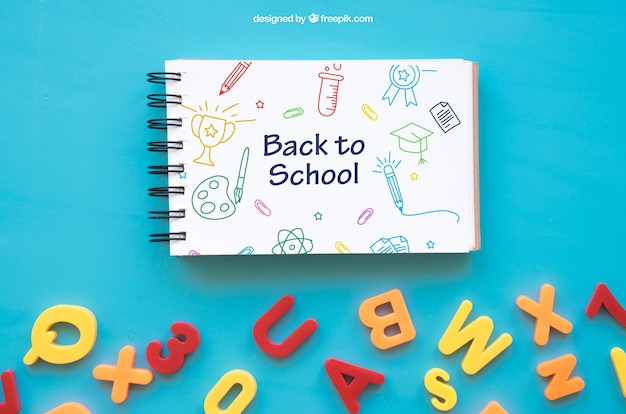 PSD gratuit composition de retour à l'école avec bloc-notes