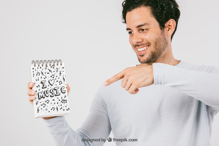 PSD grátis mock up design com o smiley apontando o notebook