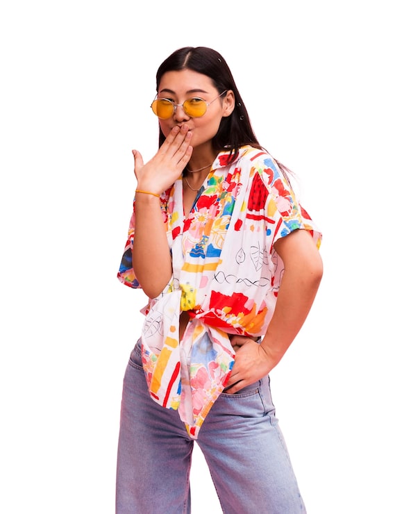 PSD grátis mulher jovem posando no estúdio