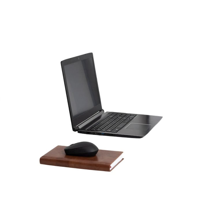 Miễn phí PSD ảnh cận cảnh laptop bị cô lập