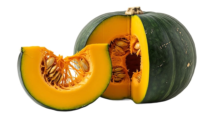 PSD calabaza kabocha con rodaja sobre fondo blanco
