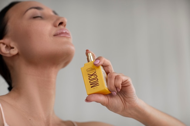 PSD donna con il modello di profumo