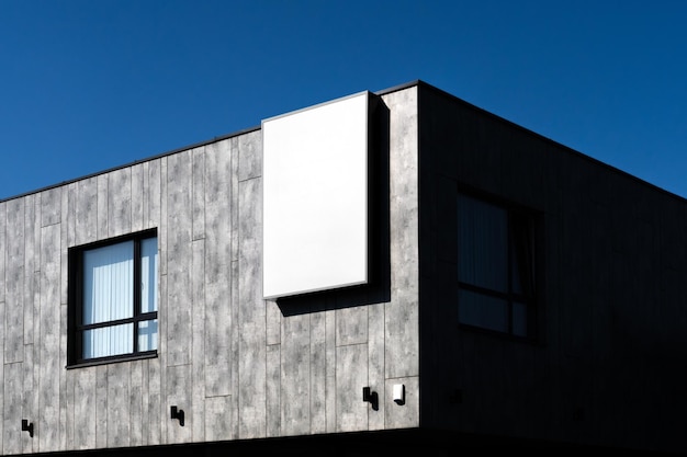 PSD exterior de edifício moderno com placa em branco e céu azul