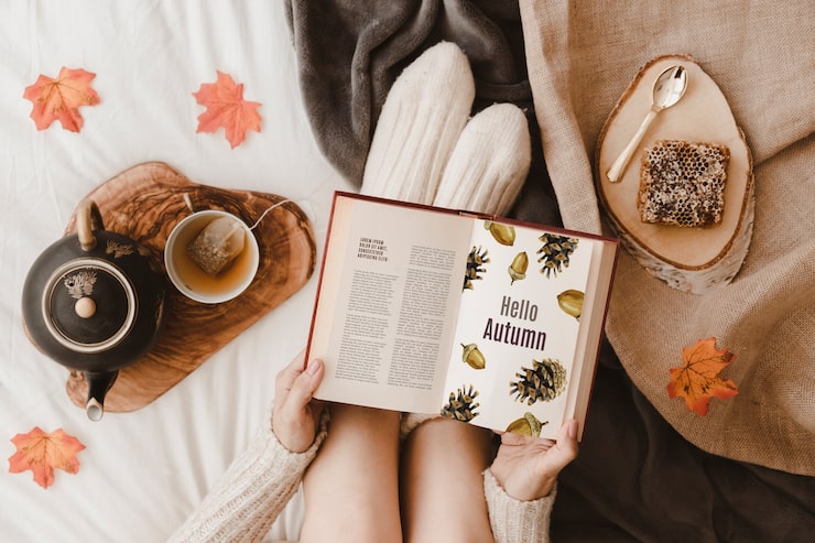 PSD maquette d'automne avec une femme sur le lit