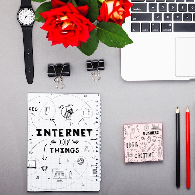 PSD notebook-modell mit internet-objekten