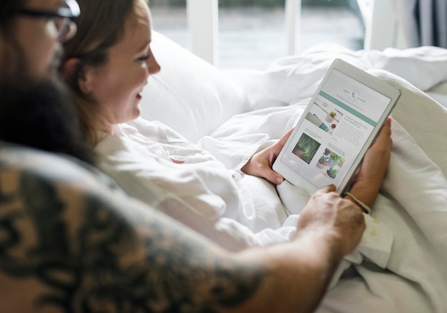PSD pár se dívá na digitální tablet