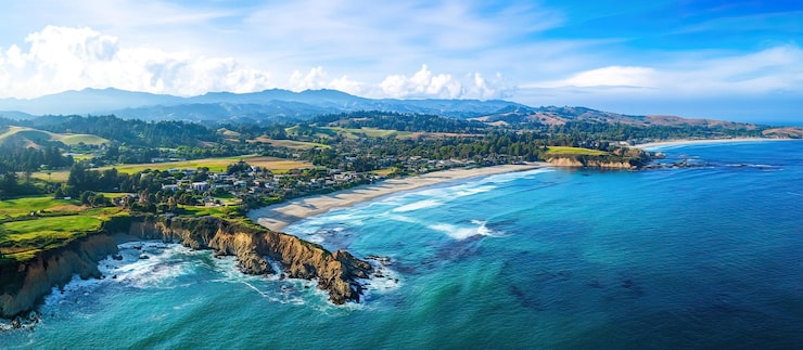 PSD vista aérea de la ciudad costera y la playa