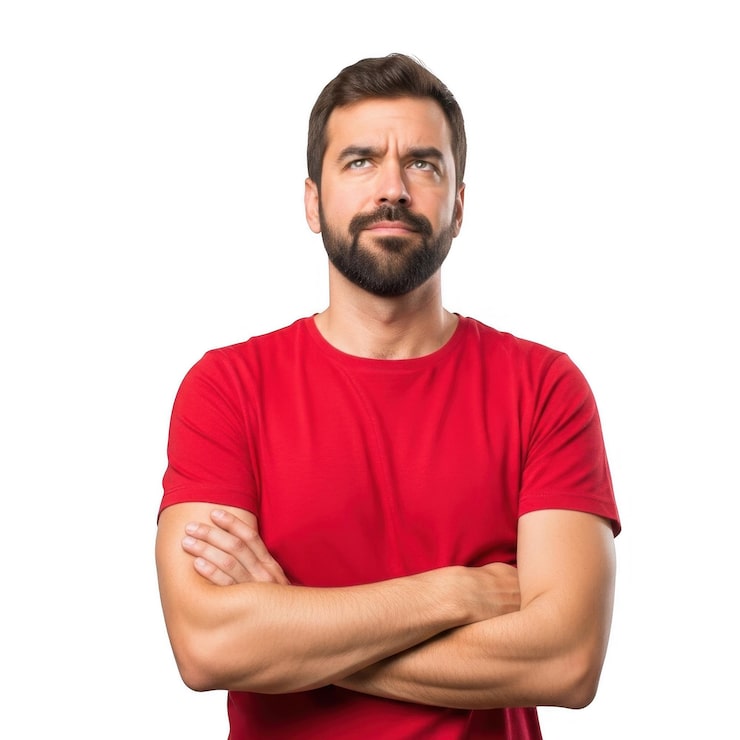 PSD zamyšlený vousatý muž v červeném tričku hledí vzhůru.
