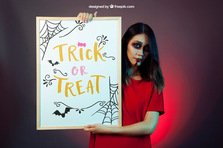 Zdarma PSD halloweenský model s dívkou držící tabuli