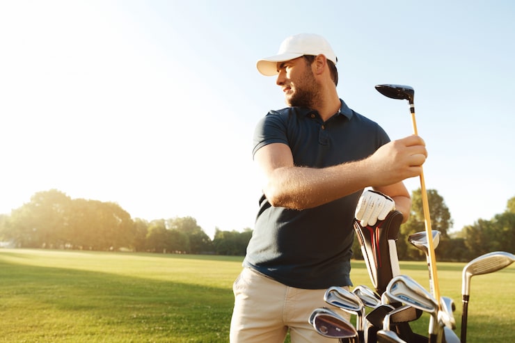 Ücretsiz Fotoğraf adam golfçü, golf sopasını çantadan çıkarıyor