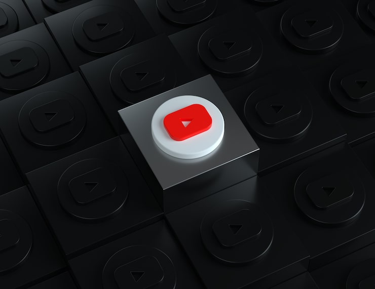Ücretsiz Fotoğraf arka planda karanlık logolar bulunan gümüş bir stant üzerinde 3d youtube logosu