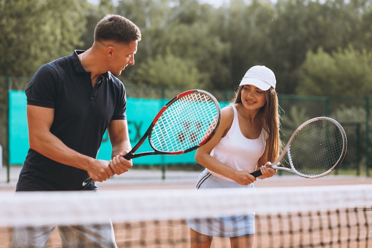 Ücretsiz Fotoğraf kortta tenis oynayan genç çift