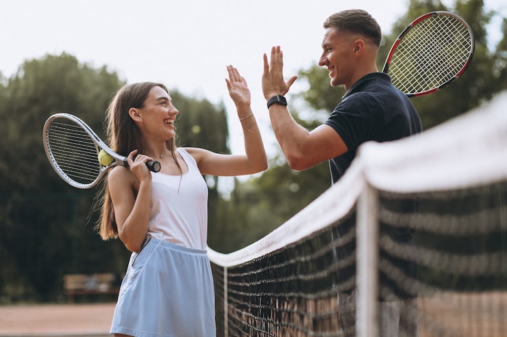 Ücretsiz Fotoğraf kortta tenis oynayan genç çift