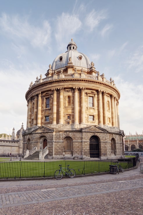 Ücretsiz Fotoğraf oxford, i̇ngiltere'deki radcliffe camera'nın dikey çekimi