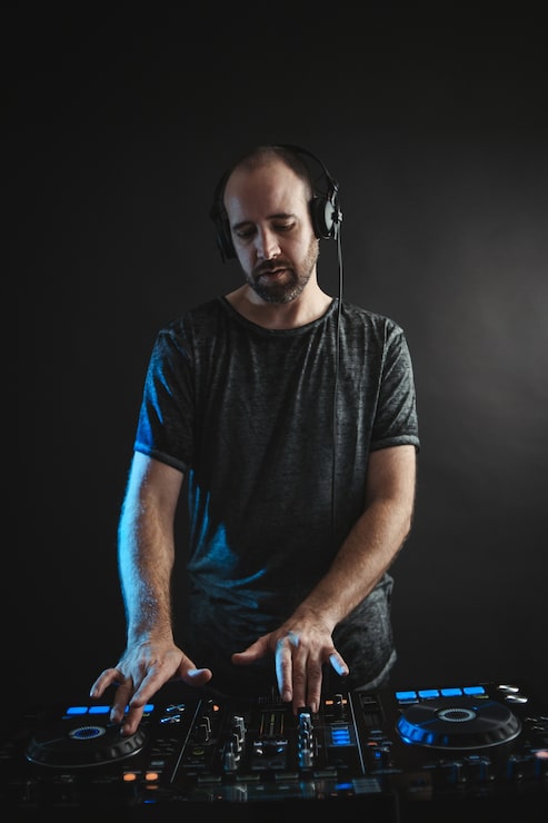 Ücretsiz Fotoğraf stüdyoda çalışan erkek dj