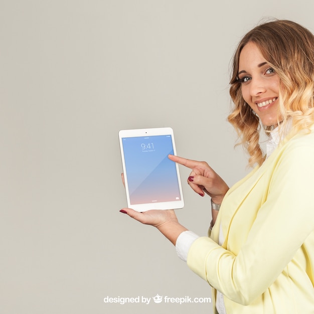 Ücretsiz PSD tablet gösteren iş kadını