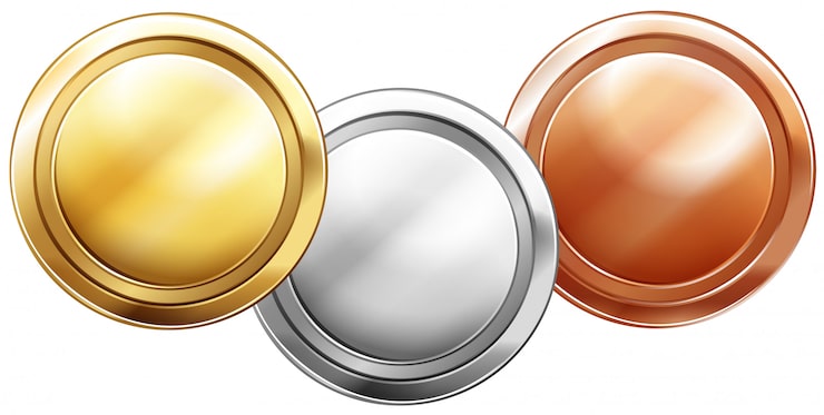 Vector gratuito tres monedas brillantes en blanco