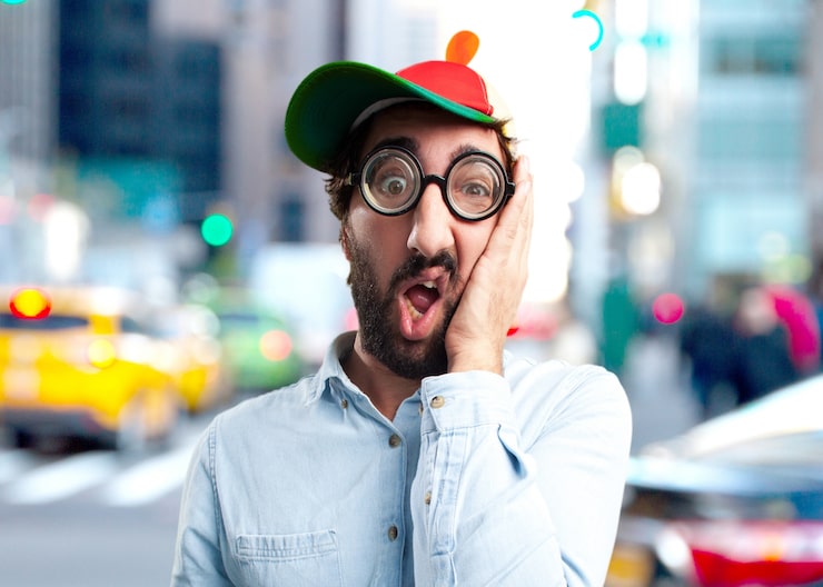 Gratis Foto crazy jongeman verbaasde uitdrukking