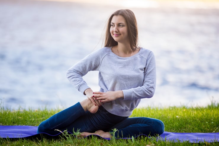 Gratis Foto vrouw vouwen haar been