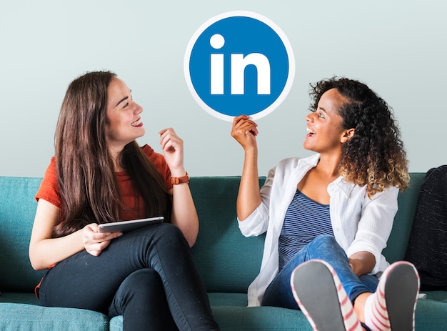 Gratis Foto vrouwen met een linkedin-logo